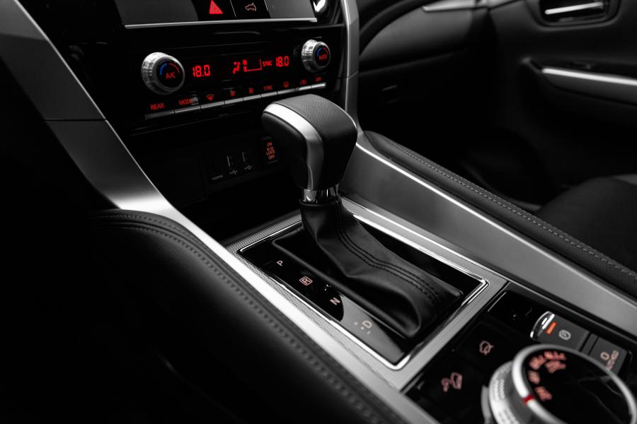 Детали интерьера Mitsubishi Pajero Sport HPE-S 2020 года  (LA) (фото 21 из 38)